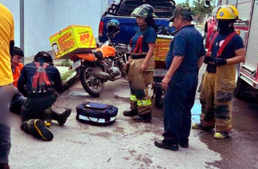 Paramédicos atienden a repartidor tras accidente de motocicleta en Nuevo Laredo.