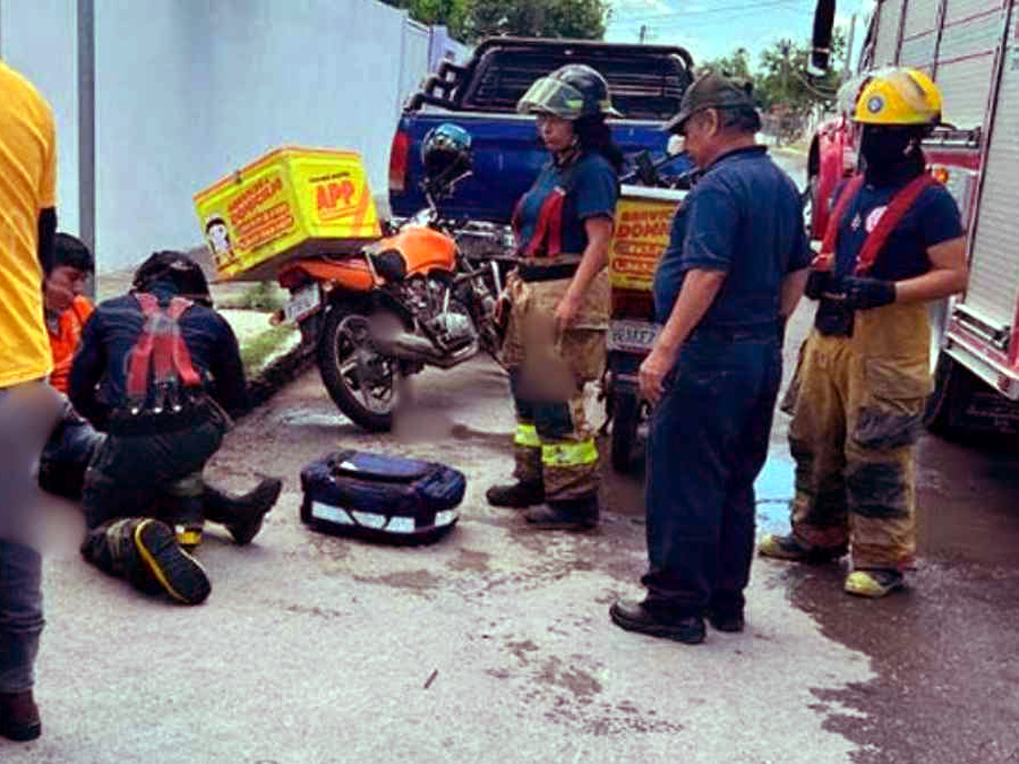 Paramédicos atienden a repartidor tras accidente de motocicleta en Nuevo Laredo.