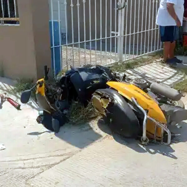 Motocicleta accidentada tras choque en colonia Constitucional, Nuevo Laredo.