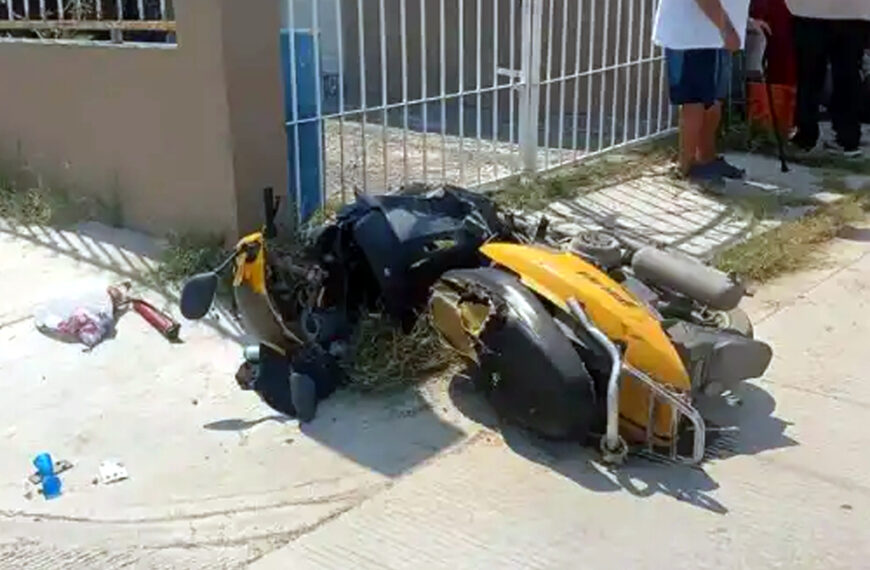Motocicleta accidentada tras choque en colonia Constitucional, Nuevo Laredo.