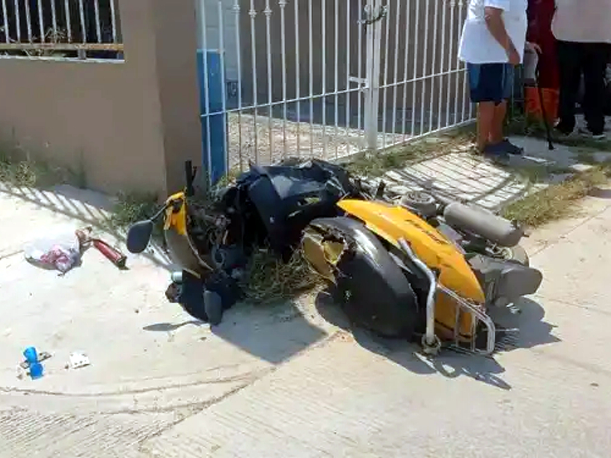 Motocicleta accidentada tras choque en colonia Constitucional, Nuevo Laredo.