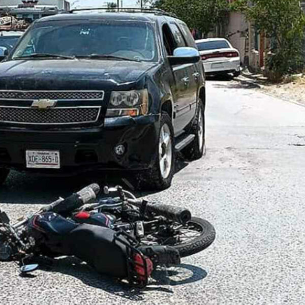 motocicleta arrollada por camioneta en Nuevo Laredo