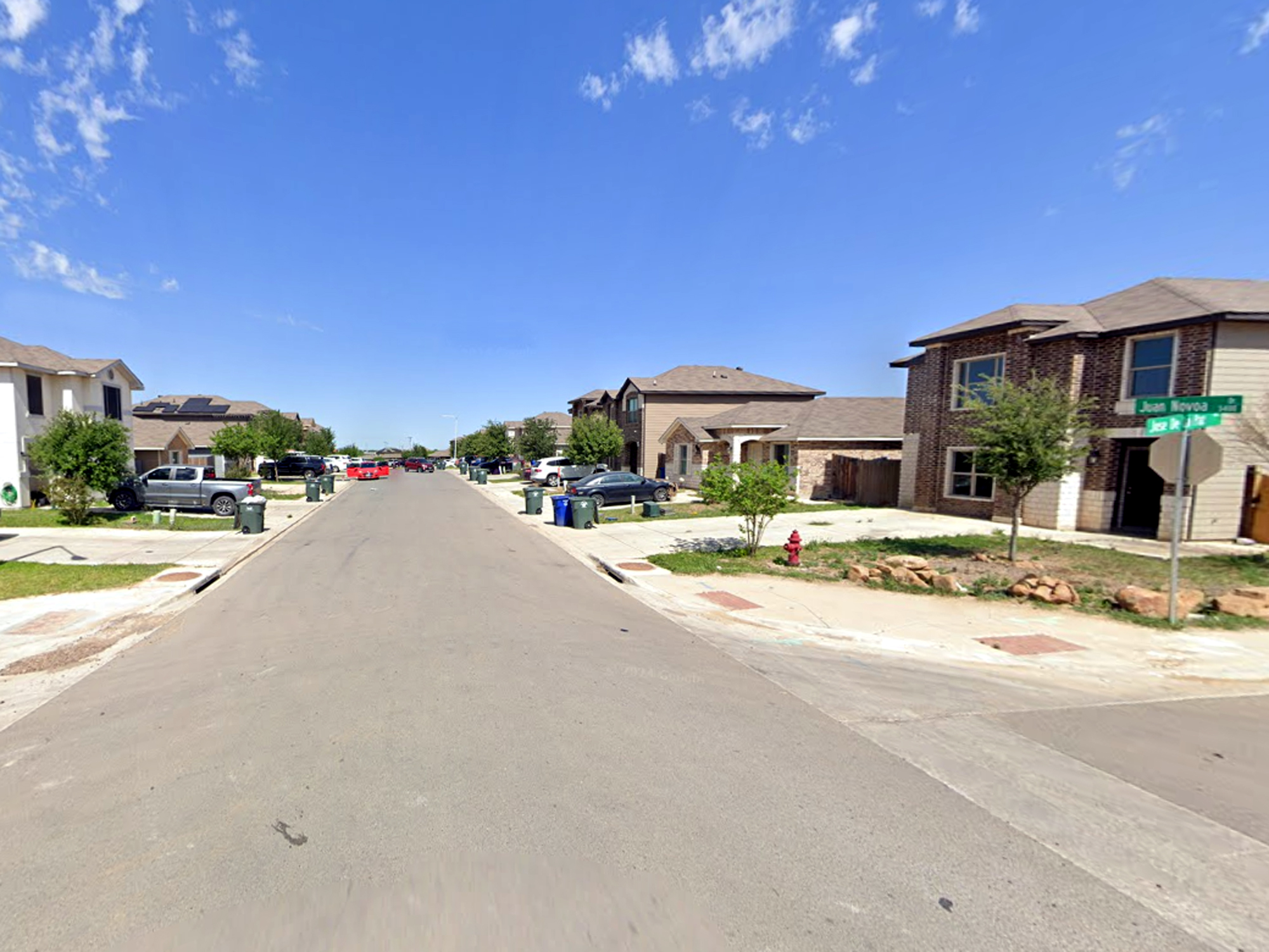 El martes 27, agentes de LPD y de la Policía de United ISD localizaron al menor en la cuadra 3300 de Juan Novoa Dr. y lo arrestaron por amenaza terrorista; fue trasladado al Webb County Youth Village.