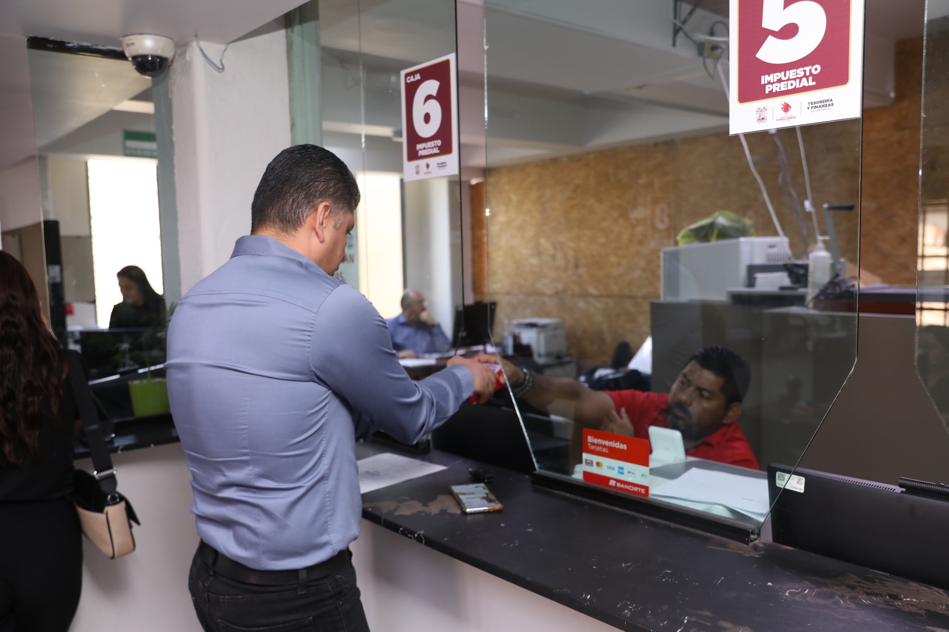Contribuyentes de Nuevo Laredo acceden a seguro gratuito por pago del Predial 2025