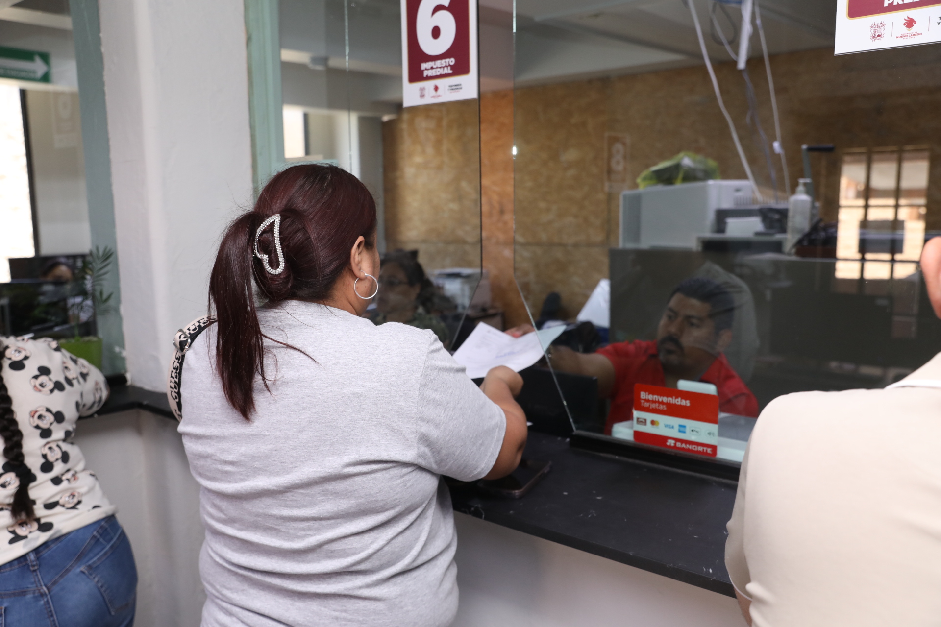Contribuyentes de Nuevo Laredo acceden a seguro gratuito por pago del Predial 2025