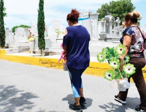 Fumigan panteones por el 10 de Mayo; se preparan para cientos de visitas