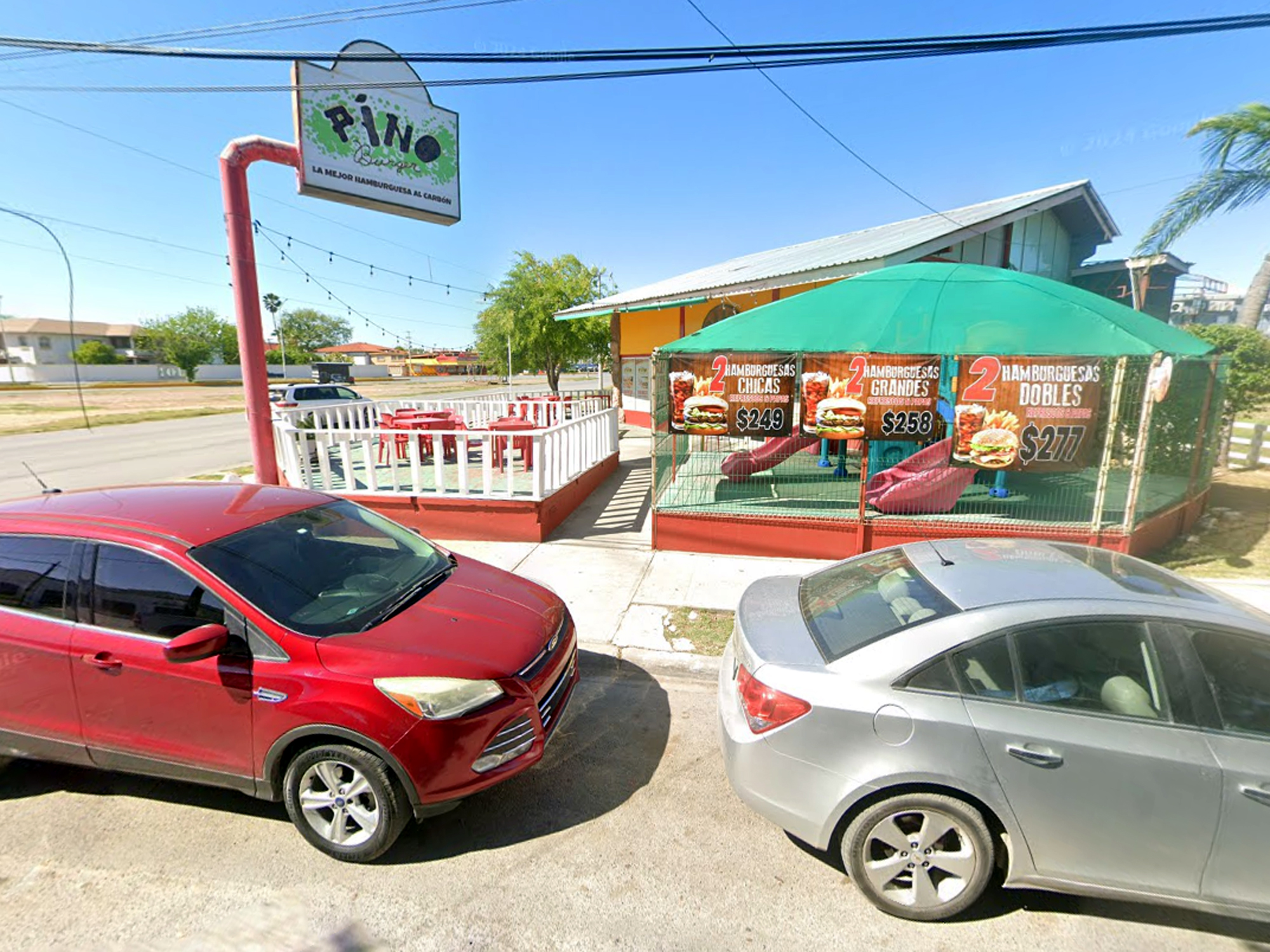 Bomberos sofocan el incendio de Pino Burger en Nuevo Laredo durante la noche