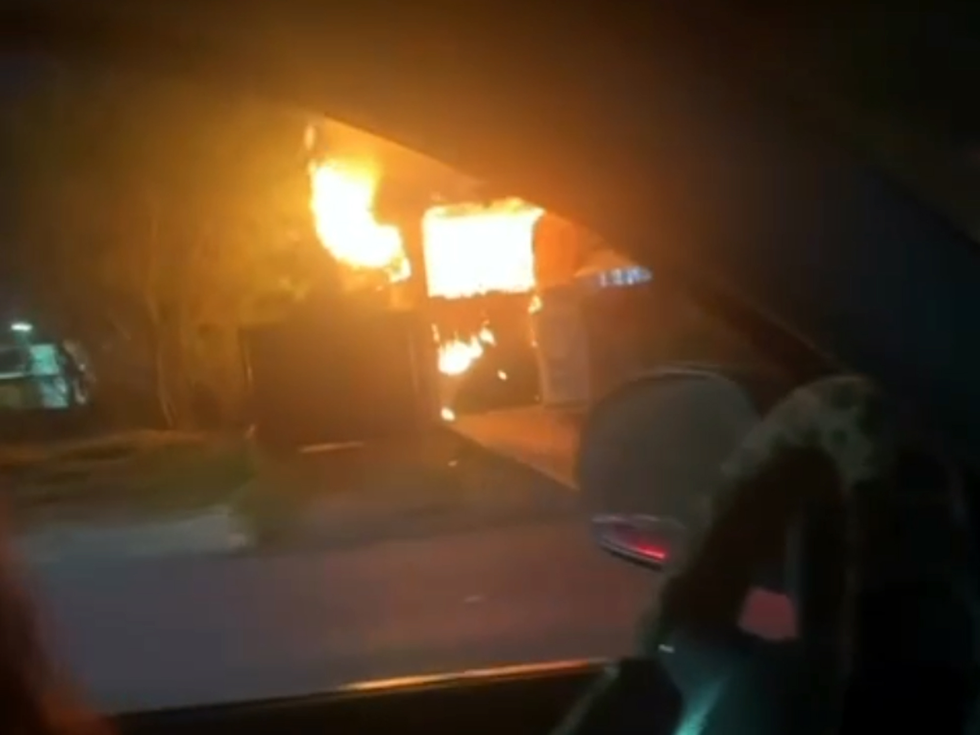 Bomberos sofocan el incendio de Pino Burger en Nuevo Laredo durante la noche