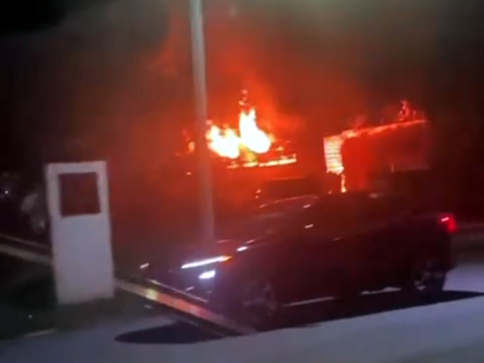 Bomberos sofocan el incendio de Pino Burger en Nuevo Laredo durante la noche