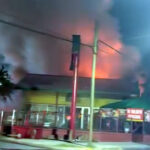 Bomberos sofocan el incendio de Pino Burger en Nuevo Laredo durante la noche.