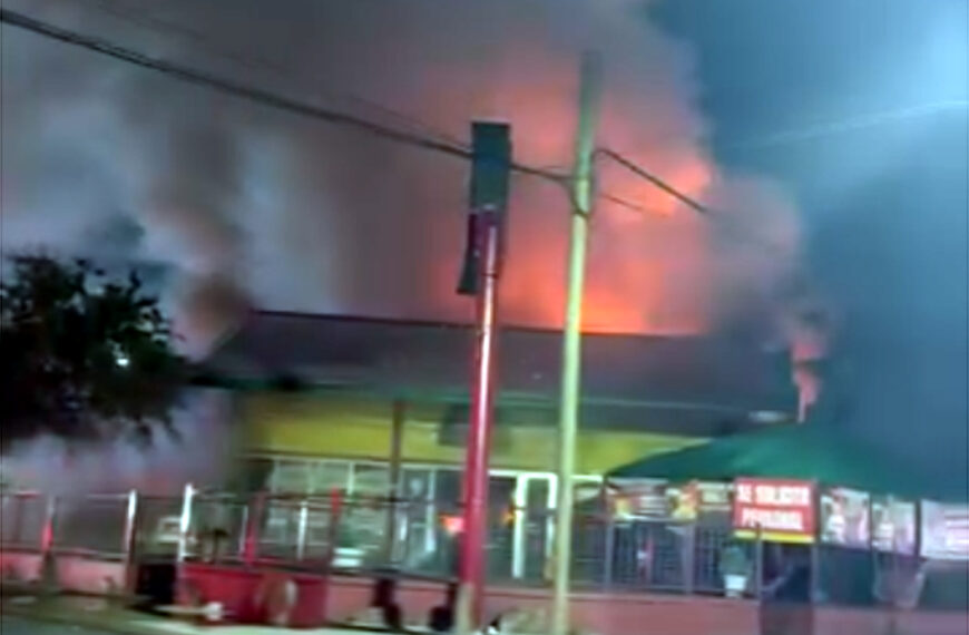 Bomberos sofocan el incendio de Pino Burger en Nuevo Laredo durante la noche.