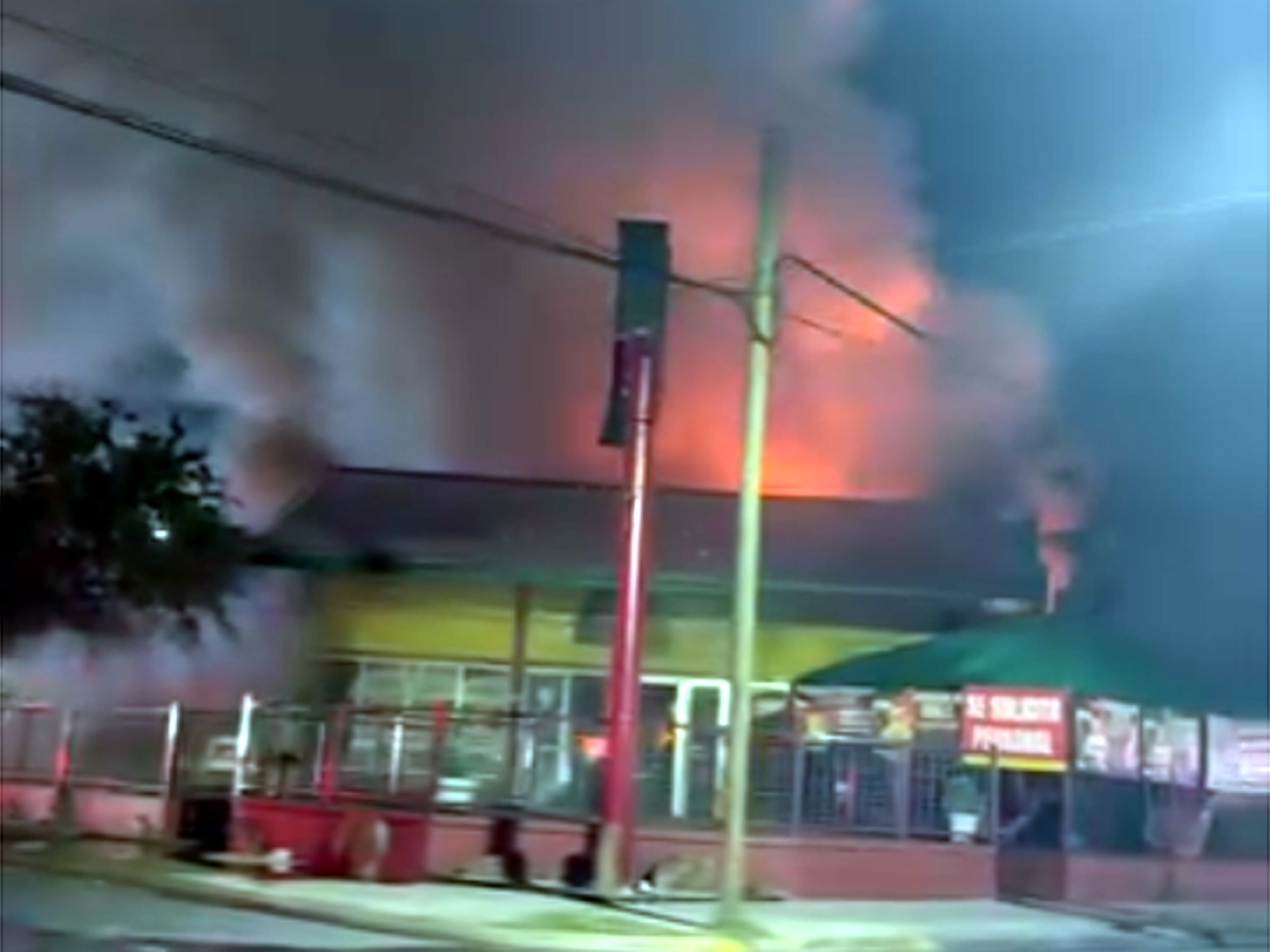 Bomberos sofocan el incendio de Pino Burger en Nuevo Laredo durante la noche.