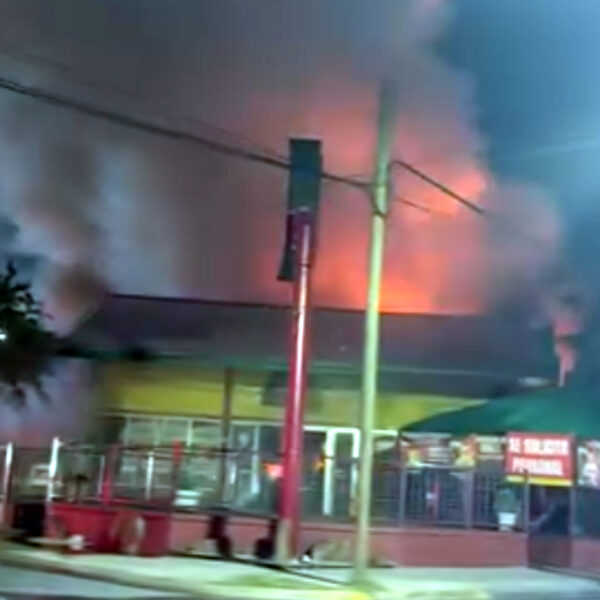 Bomberos sofocan el incendio de Pino Burger en Nuevo Laredo durante la noche.