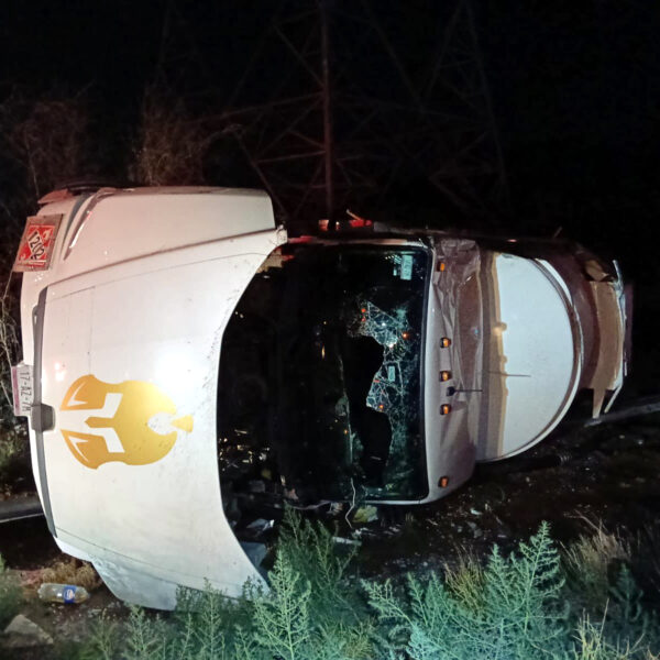 Volcadura de pipa sin derrames en la carretera Monterrey–Nuevo Laredo