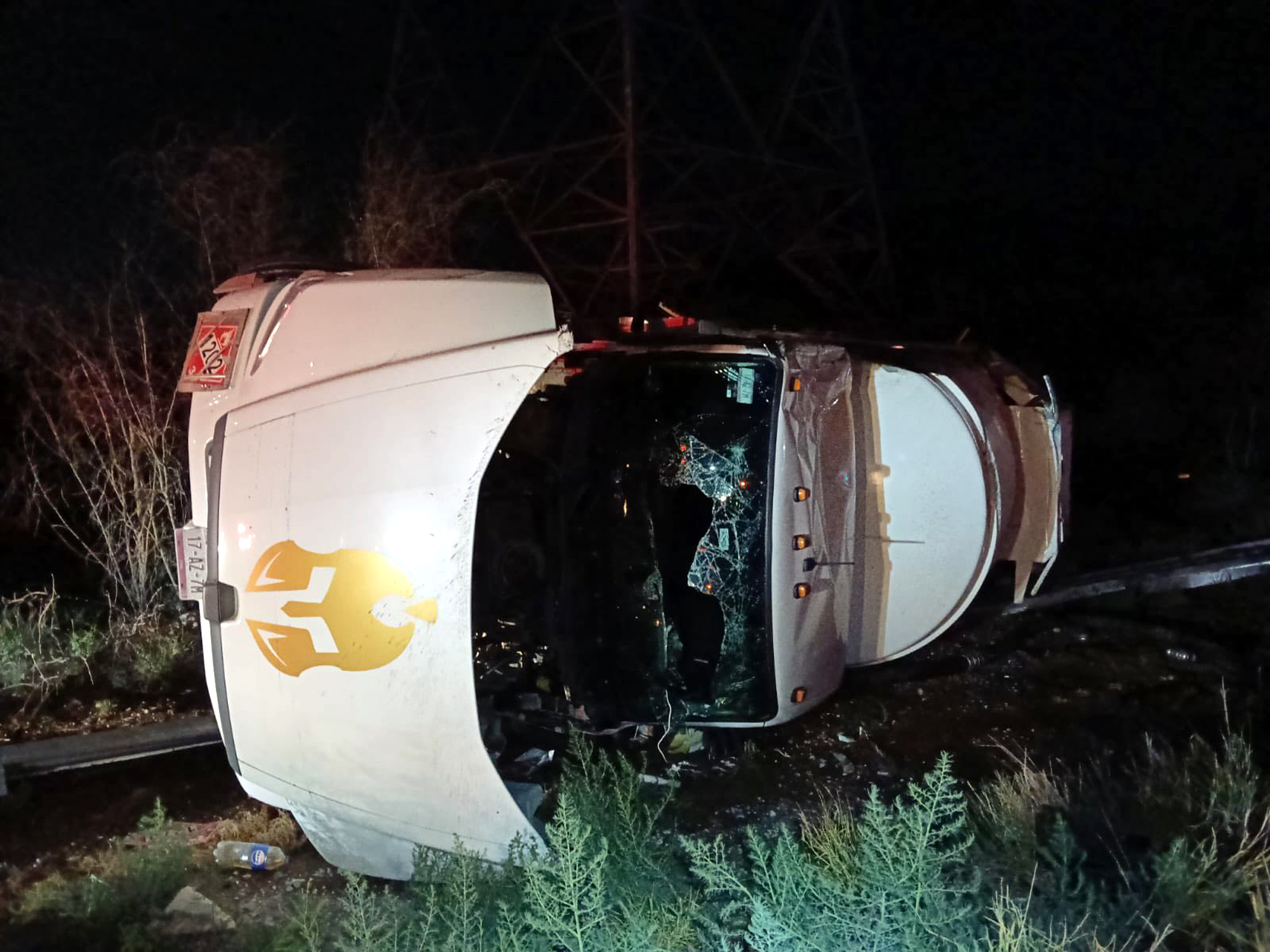 Volcadura de pipa sin derrames en la carretera Monterrey–Nuevo Laredo
