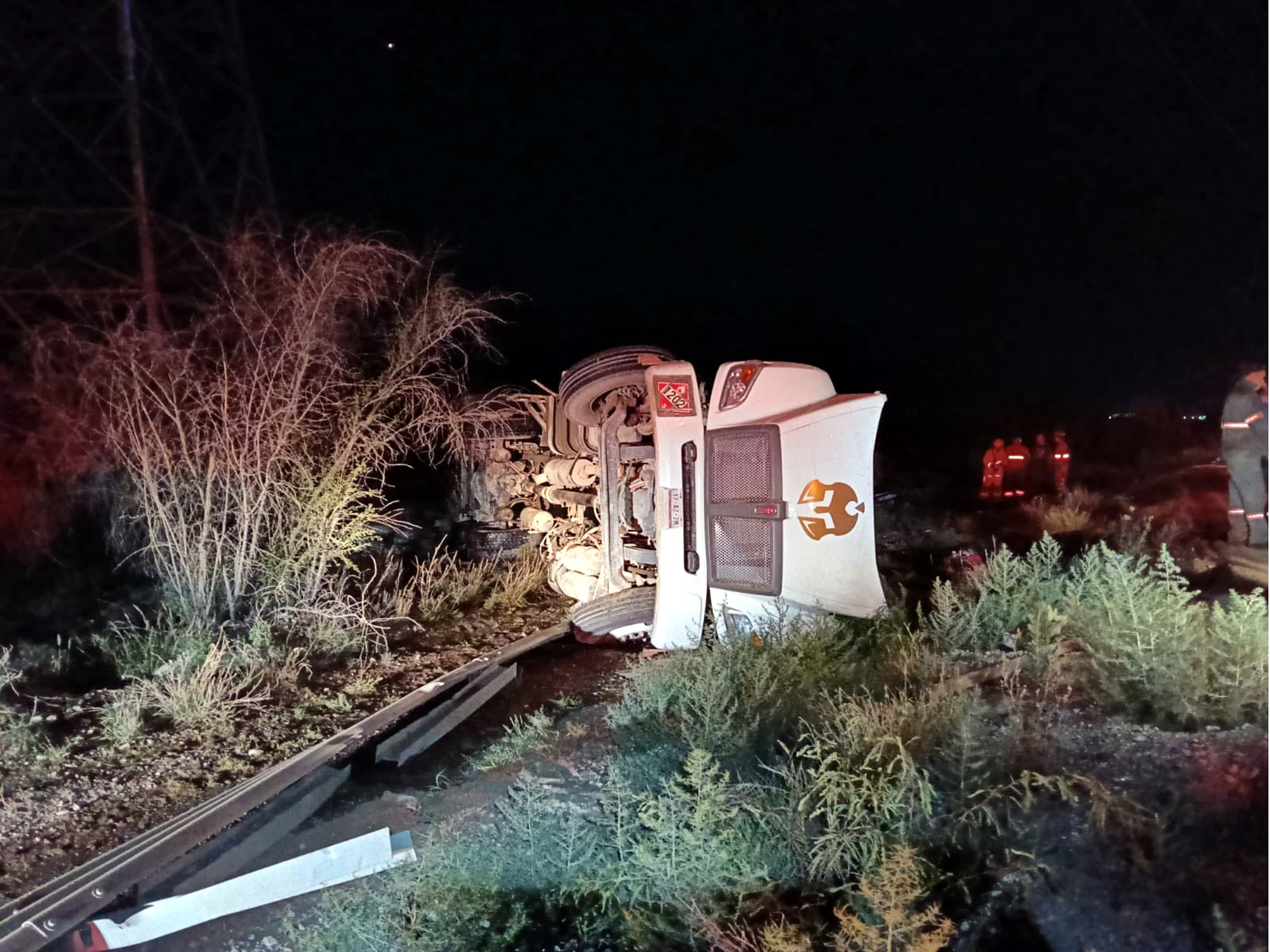 Volcadura de pipa sin derrames en la carretera MonterreyNuevo Laredo
