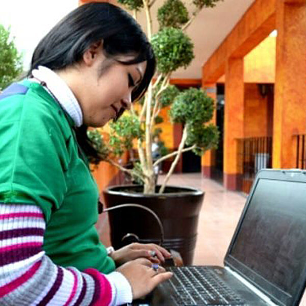 Alumno de Nuevo Laredo accede a la Preparatoria en Línea de la UAT antes del inicio de clases del 5 de agosto 2025