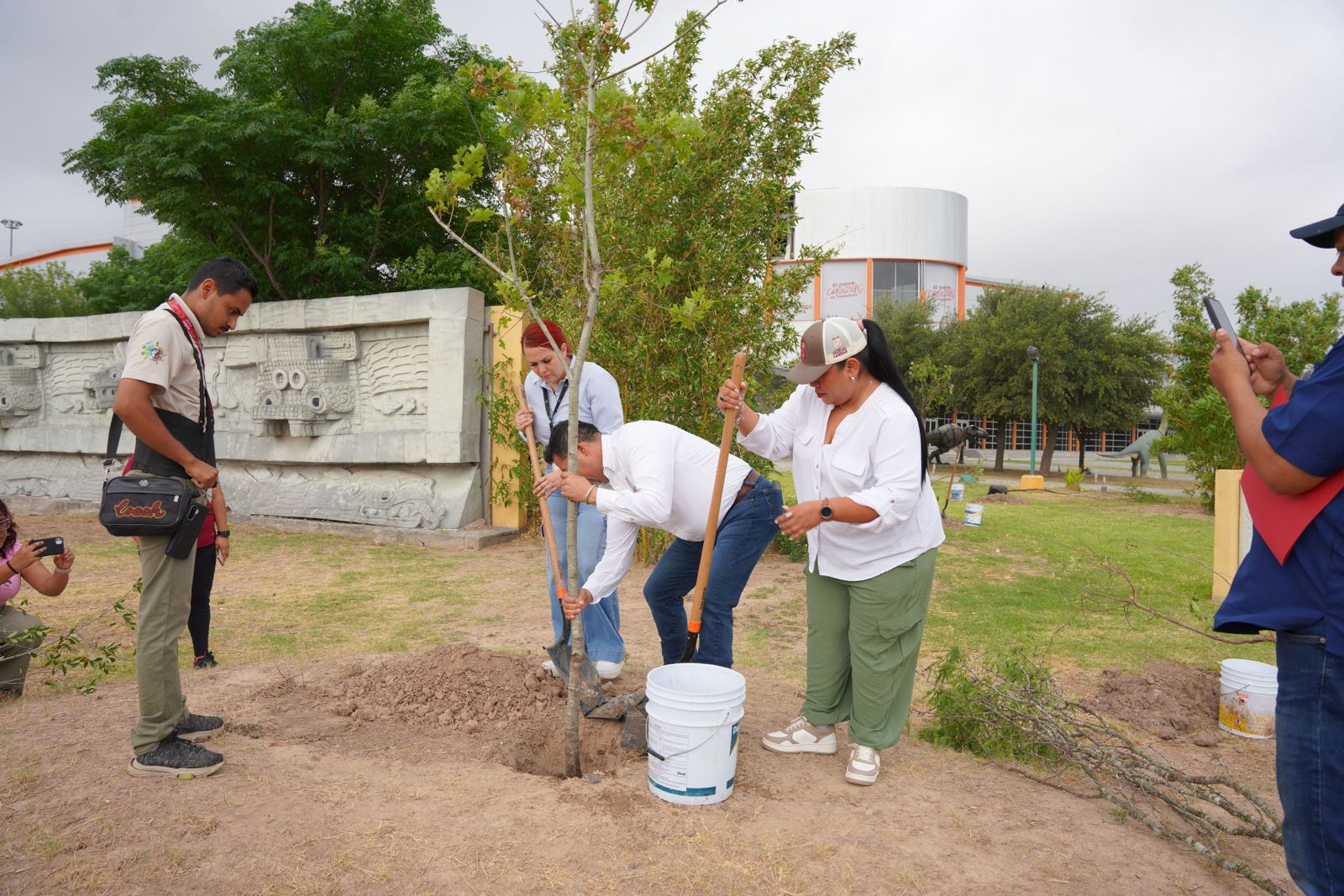 Voluntarios plantan rboles durante la campaa de reforestacin en Nuevo Laredo
