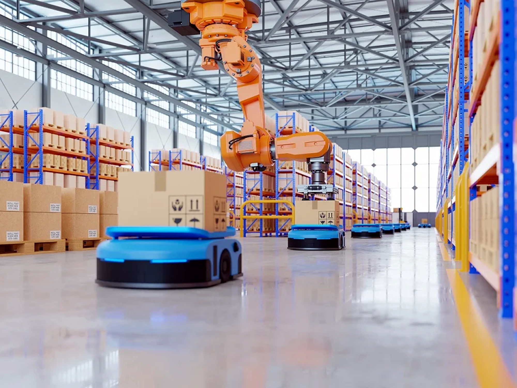 Interior de almacén automatizado donde un brazo robótico coloca cajas sobre vehículos móviles autónomos: ejemplo del entorno real que inspirará las becas bilingües de programación en robótica de almacenes.