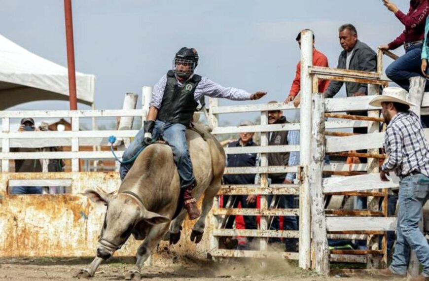 Jinetes de Nuevo Laredo entrenan rumbo al rodeo Olimpiada Nacional 2025
