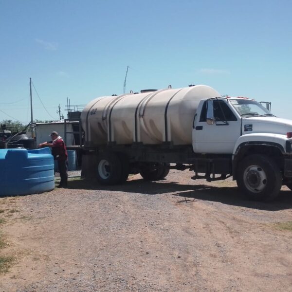 Reparto de agua potable en colonias vulnerables de Nuevo Laredo