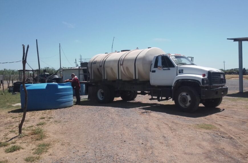 Reparto de agua potable en colonias vulnerables de Nuevo Laredo