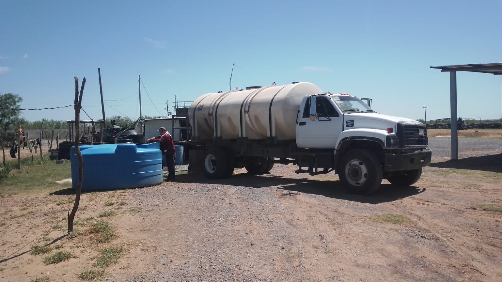 Reparto de agua potable en colonias vulnerables de Nuevo Laredo