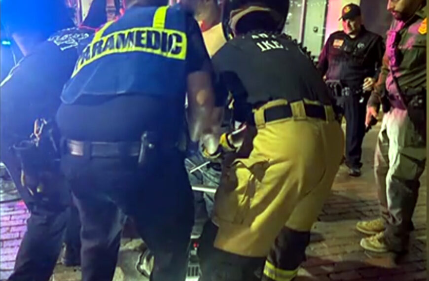 Bomberos extraen a dos migrantes de una alcantarilla en el centro de Laredo durante operativo contra tráfico de personas