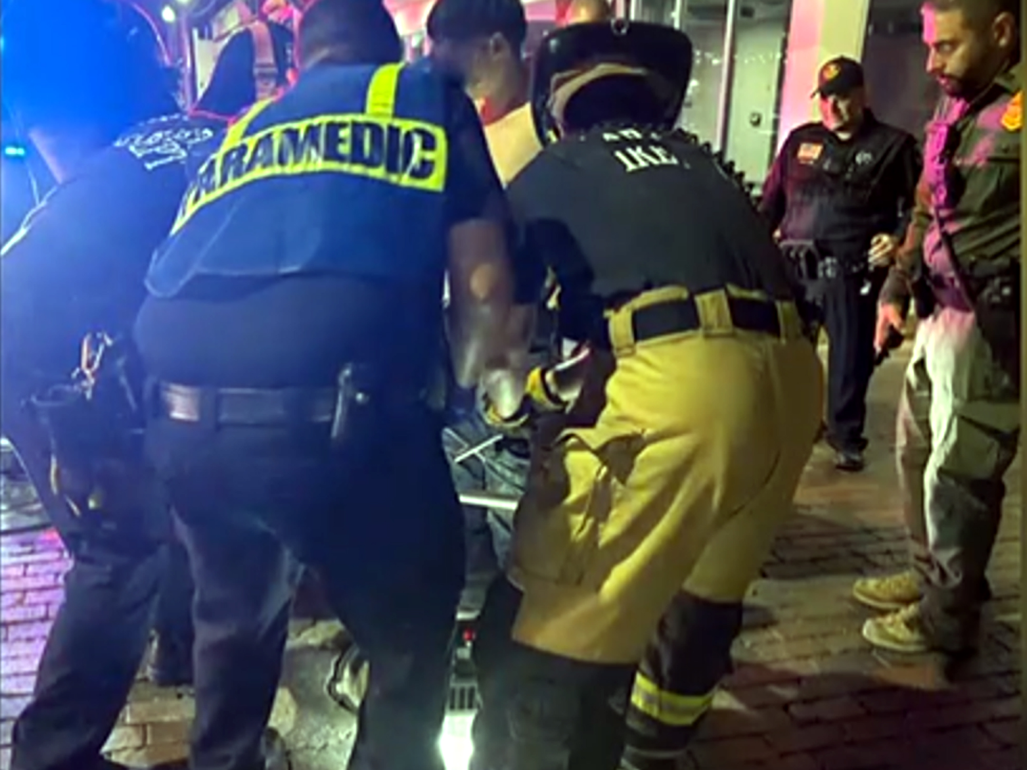 Bomberos extraen a dos migrantes de una alcantarilla en el centro de Laredo durante operativo contra tráfico de personas