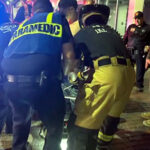 Bomberos extraen a dos migrantes de una alcantarilla en el centro de Laredo durante operativo contra tráfico de personas