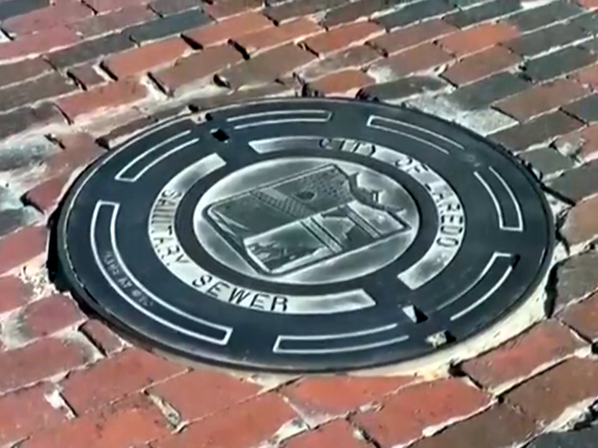 Bomberos extraen a dos migrantes de una alcantarilla en el centro de Laredo durante operativo contra trfico de personas