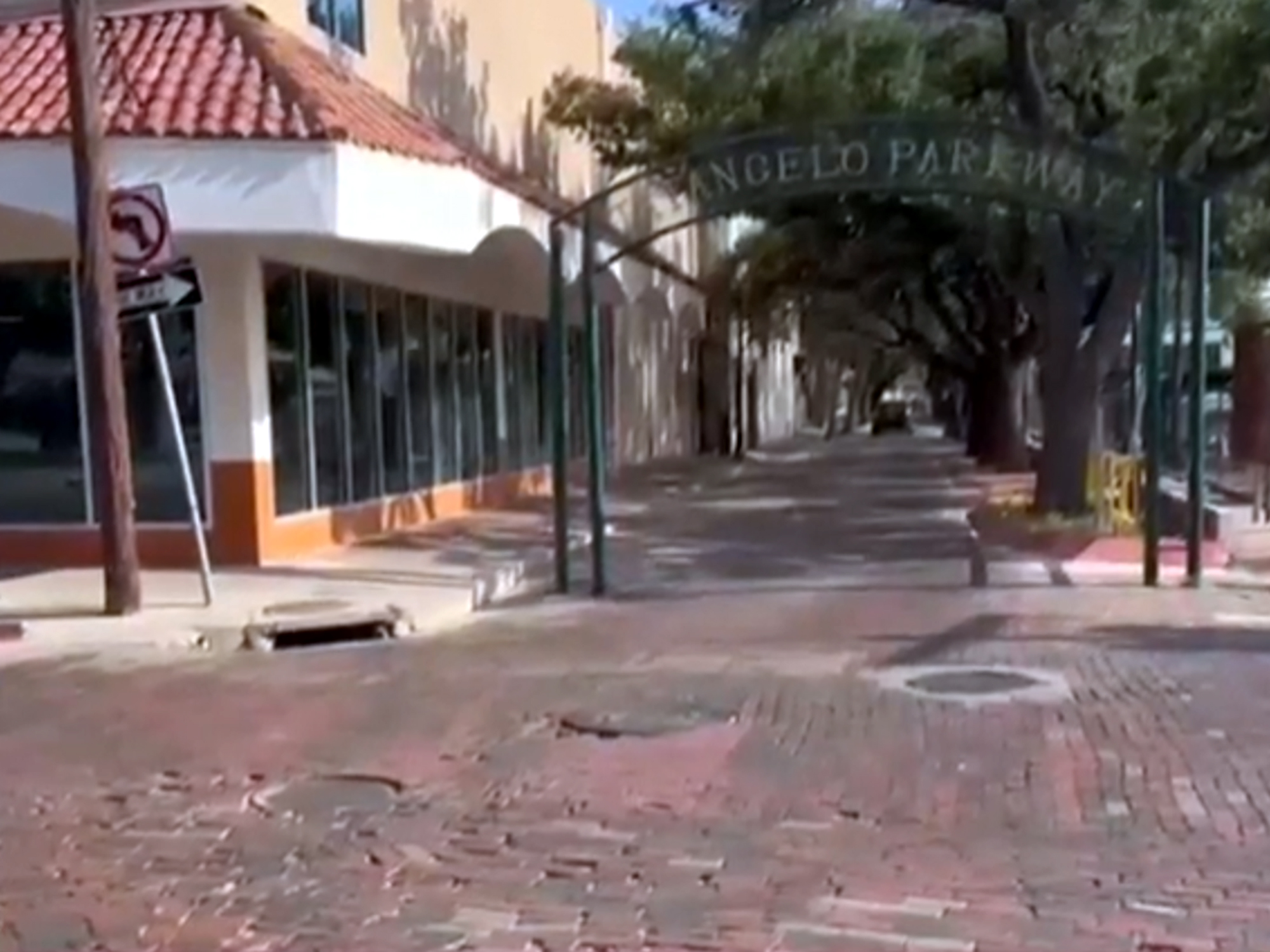 Bomberos extraen a dos migrantes de una alcantarilla en el centro de Laredo durante operativo contra trfico de personas