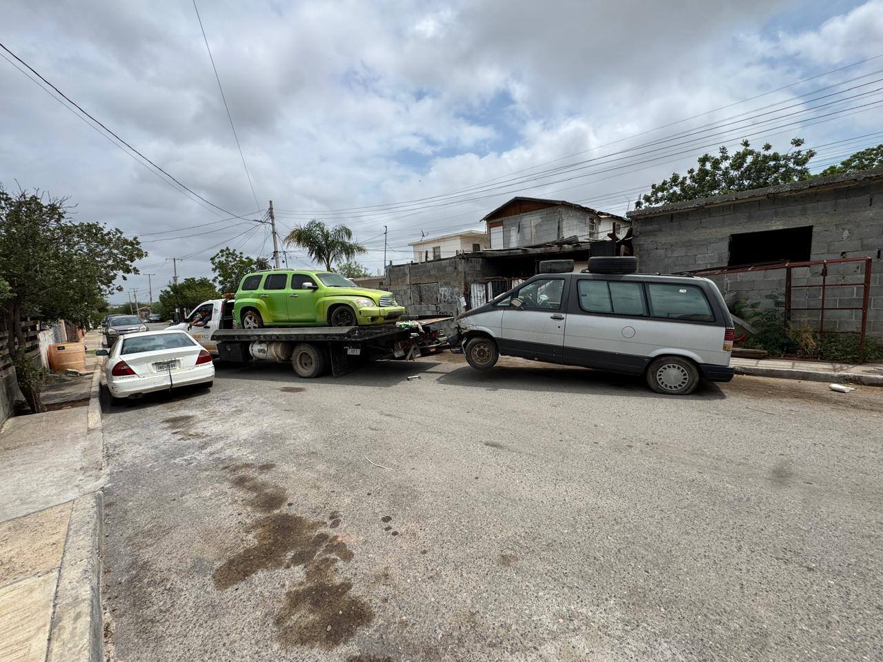 Camin de gra retirando un vehculo abandonado en colonia del poniente de Nuevo Laredo como parte del programa de deschatarrizacin
