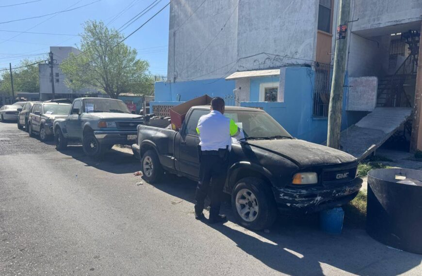 Camión de grúa retirando un vehículo abandonado en colonia del poniente de Nuevo Laredo como parte del programa de deschatarrización
