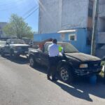 Camión de grúa retirando un vehículo abandonado en colonia del poniente de Nuevo Laredo como parte del programa de deschatarrización