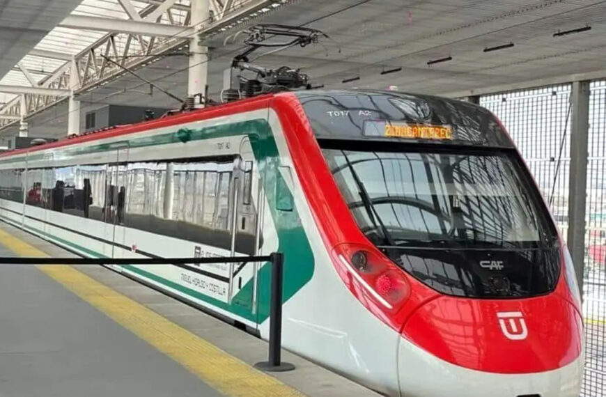 Render del Tren Saltillo Nuevo Laredo atravesando el desierto coahuilense rumbo a la estación terminal fronteriza.