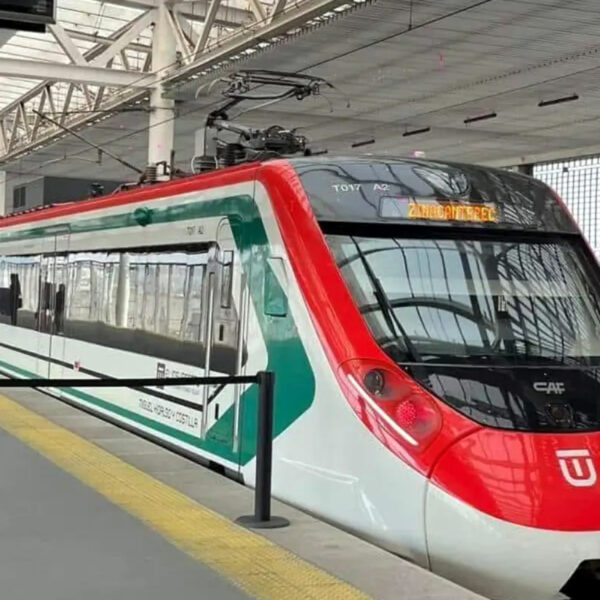 Render del Tren Saltillo Nuevo Laredo atravesando el desierto coahuilense rumbo a la estación terminal fronteriza.