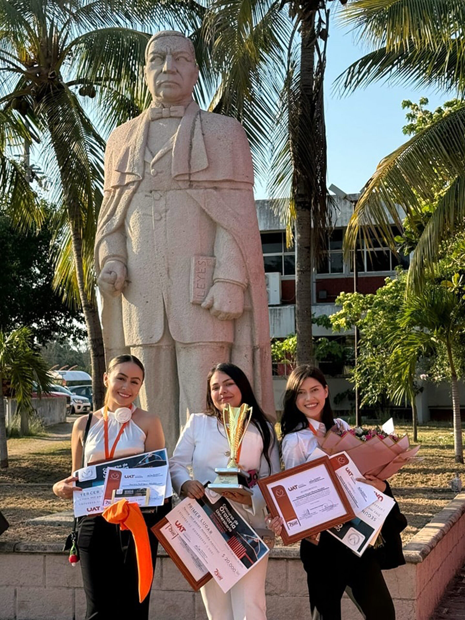 Ganadoras del concurso de oratoria universitario en Nuevo Laredo reciben premios y reconocimientos