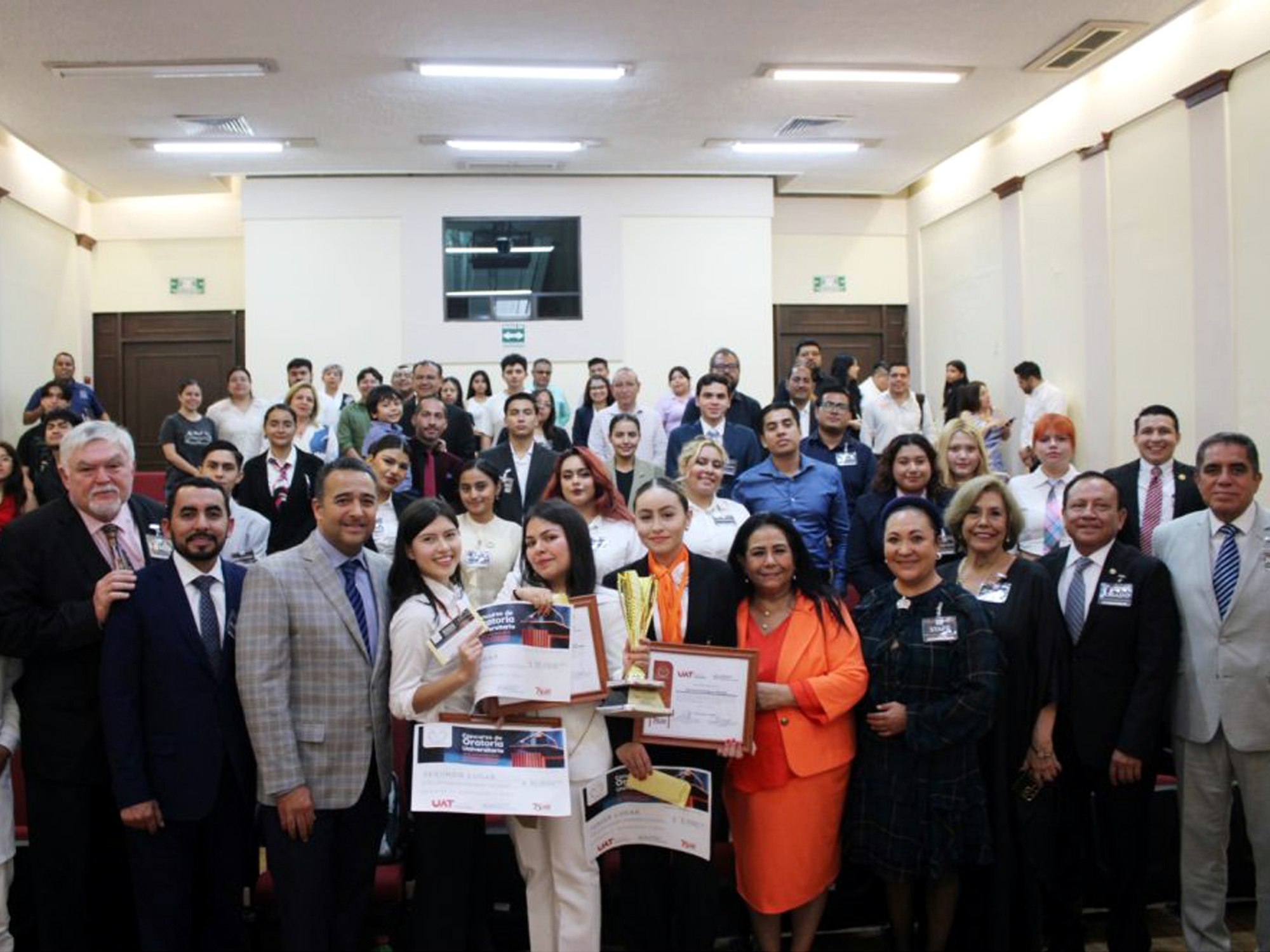 Ganadoras del concurso de oratoria universitario en Nuevo Laredo reciben premios y reconocimientos