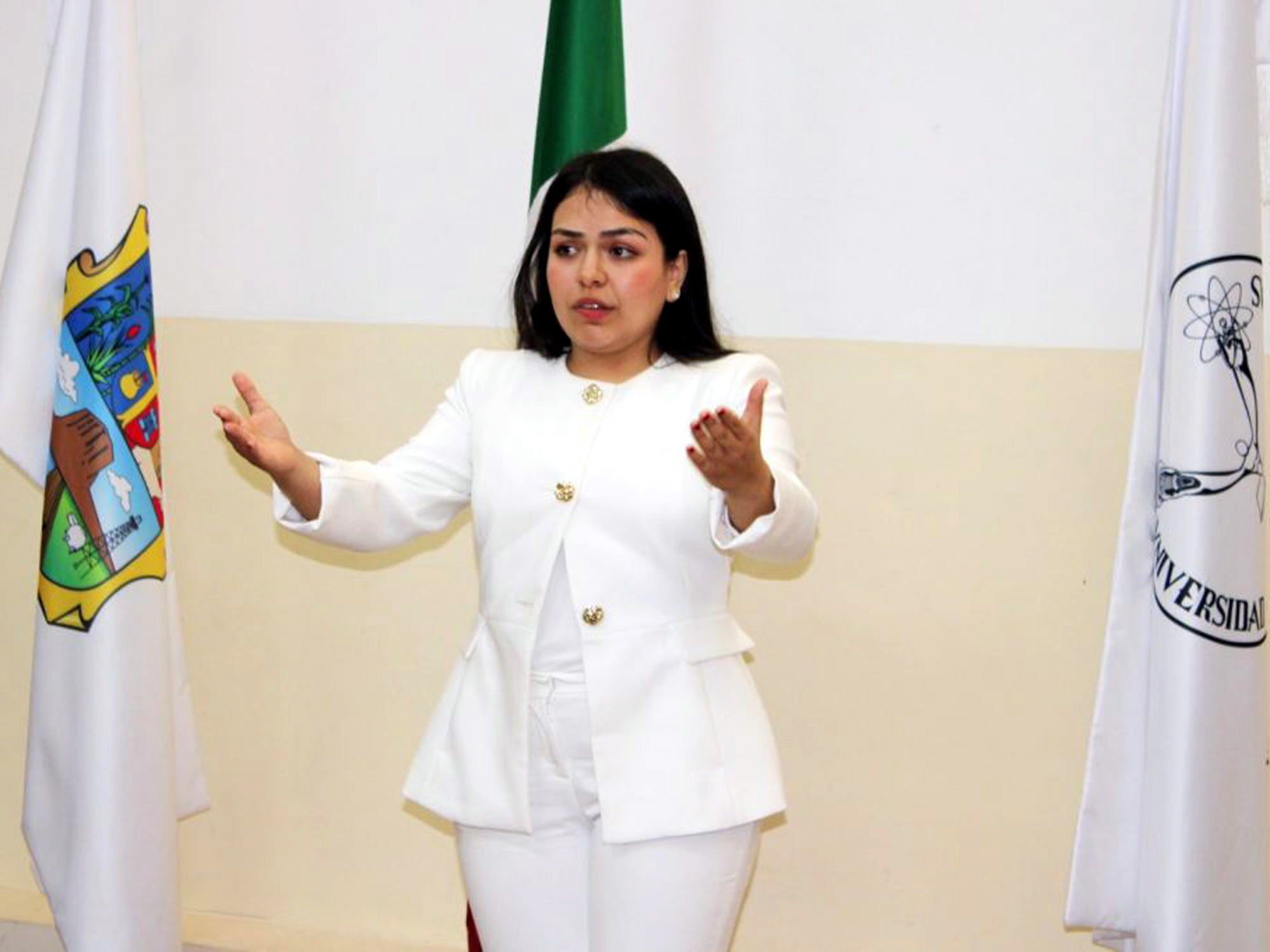 Ganadoras del concurso de oratoria universitario en Nuevo Laredo reciben premios y reconocimientos