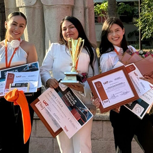 Ganadoras del concurso de oratoria universitario en Nuevo Laredo reciben premios y reconocimientos