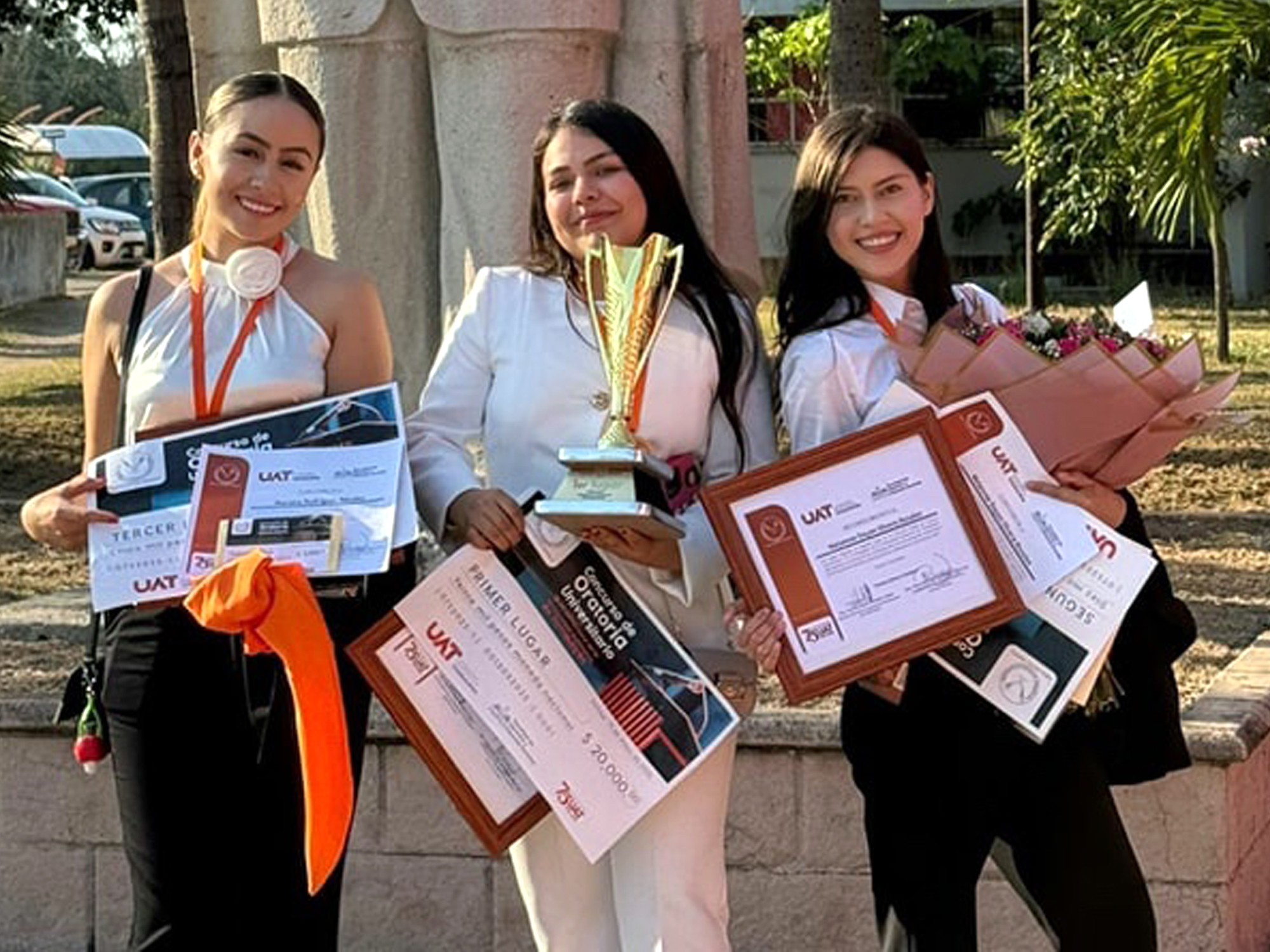 Ganadoras del concurso de oratoria universitario en Nuevo Laredo reciben premios y reconocimientos