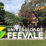 Pasantía técnica de estudiantes UTNL en Brasil: grupo en el laboratorio de impresión 3D de Feevale.