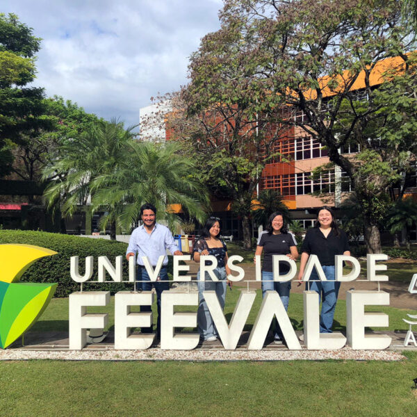 Pasantía técnica de estudiantes UTNL en Brasil: grupo en el laboratorio de impresión 3D de Feevale.