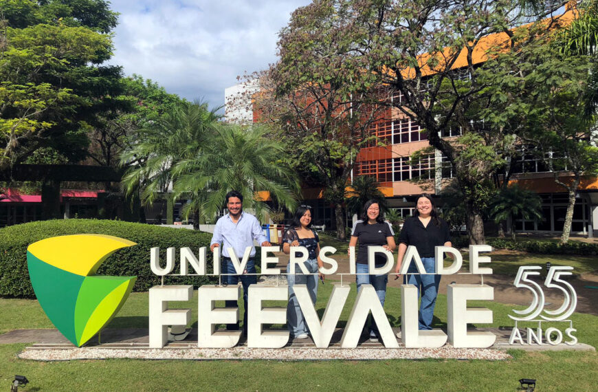 Pasantía técnica de estudiantes UTNL en Brasil: grupo en el laboratorio de impresión 3D de Feevale.
