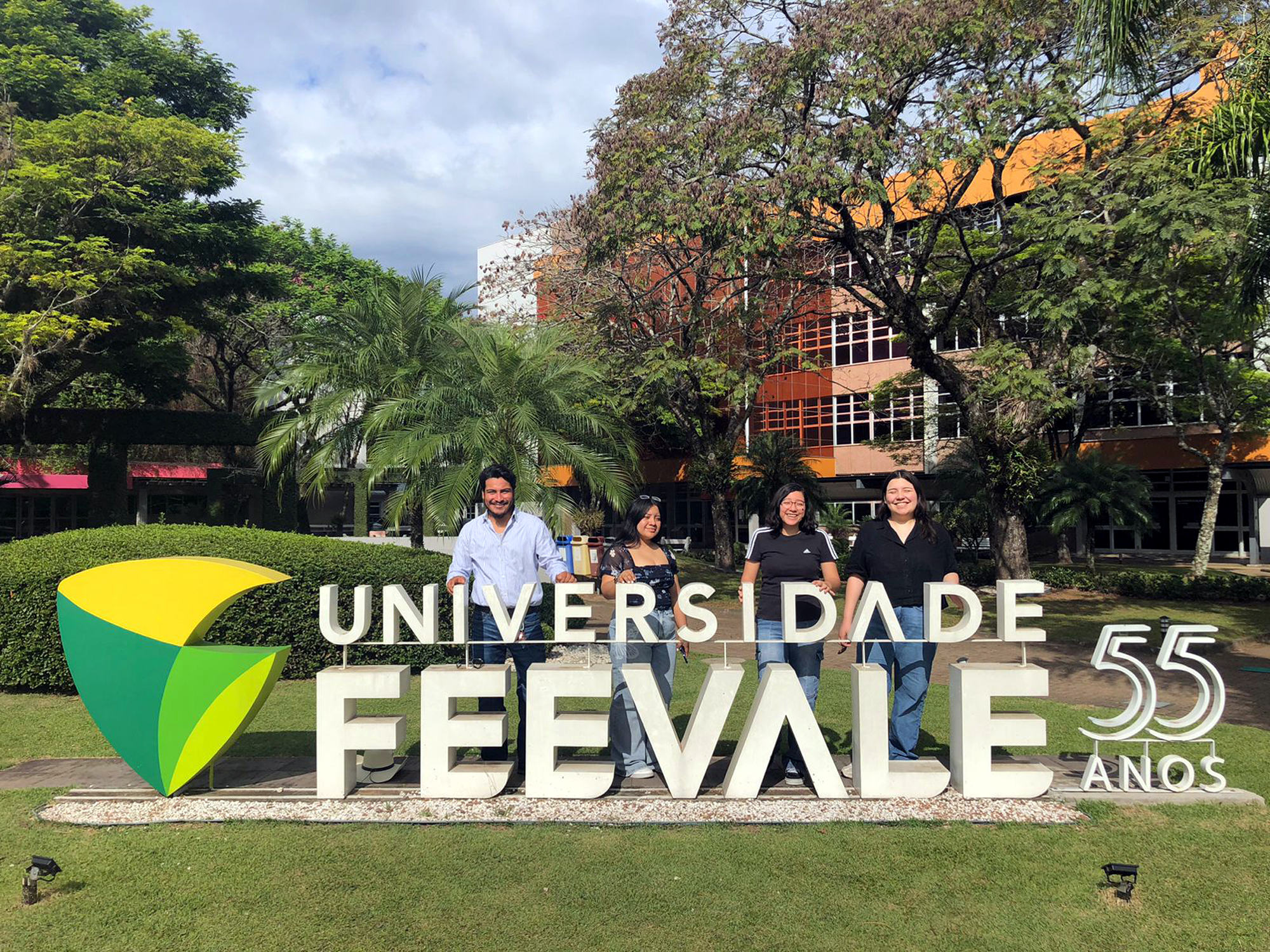 Pasantía técnica de estudiantes UTNL en Brasil: grupo en el laboratorio de impresión 3D de Feevale.