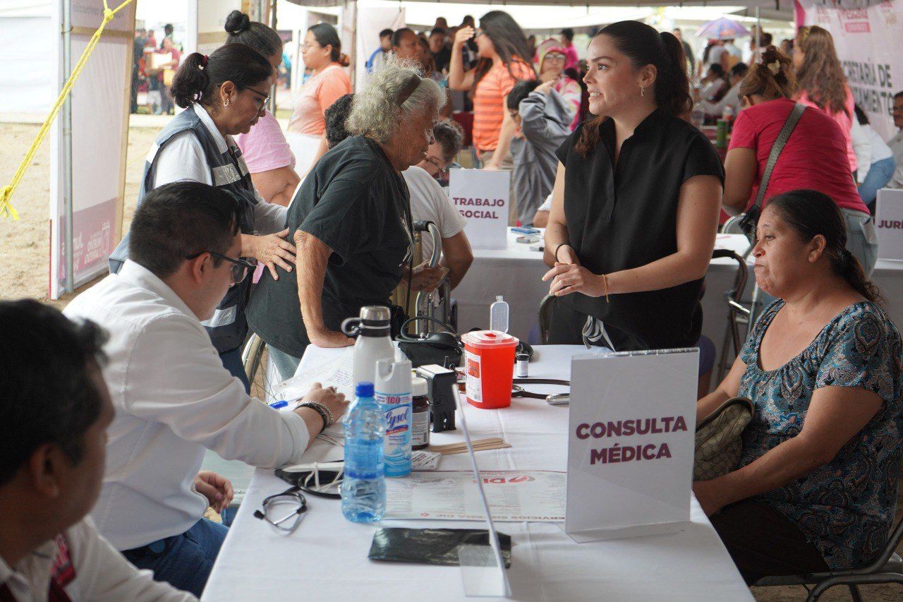 Mujeres reciben atencin en la brigada mdica gratuita para mams en Nuevo Laredo