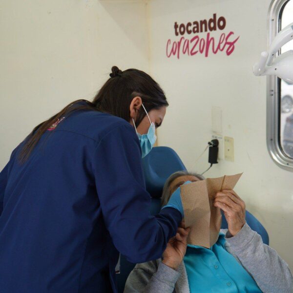 Mujeres reciben atención en la brigada médica gratuita para mamás en Nuevo Laredo.