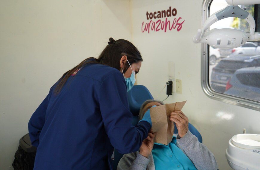 Mujeres reciben atención en la brigada médica gratuita para mamás en Nuevo Laredo.