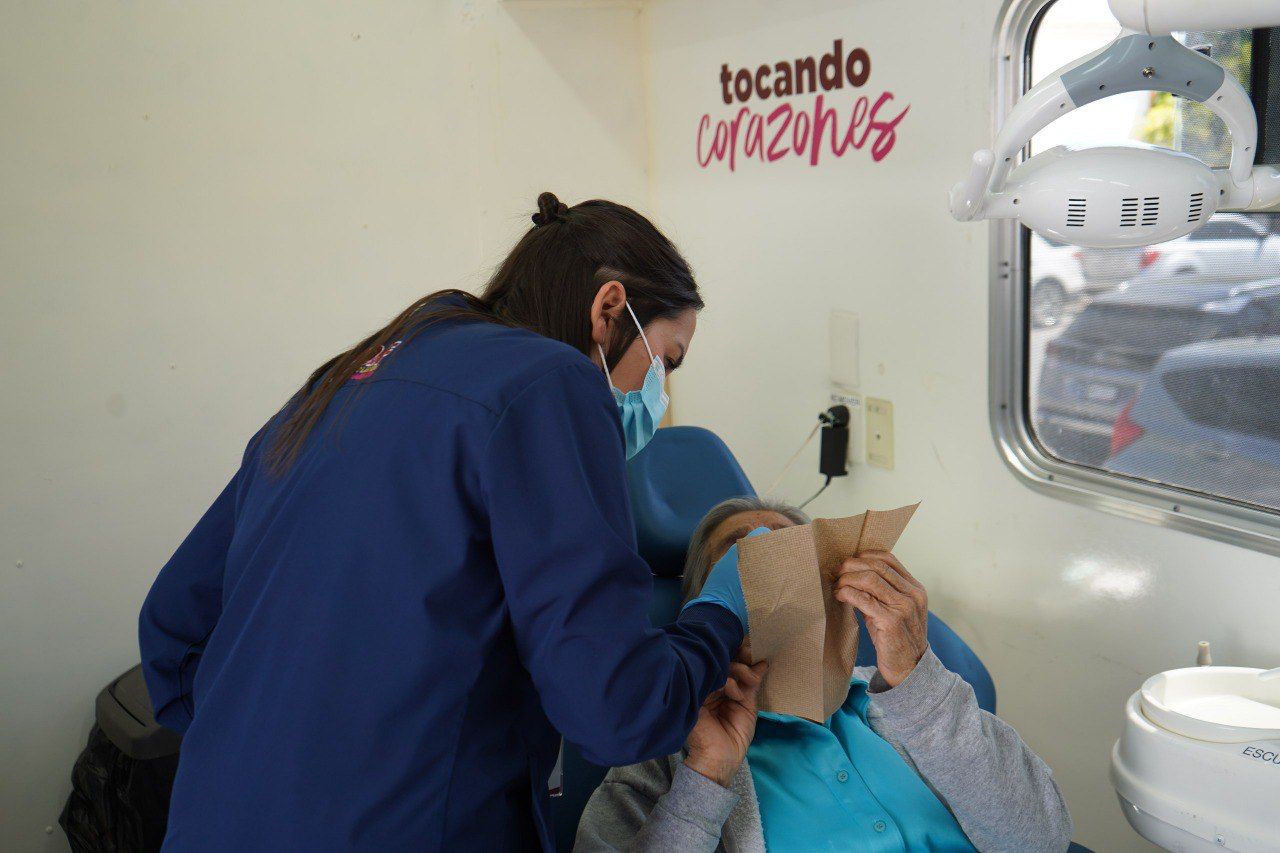 Mujeres reciben atención en la brigada médica gratuita para mamás en Nuevo Laredo.